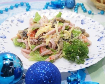 Новогодний салат с ветчиной и сыром