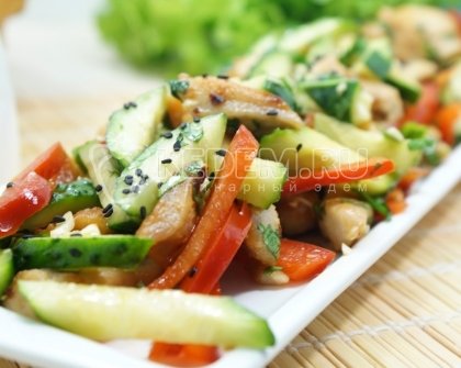 Салат с куриным филе и свежими овощами