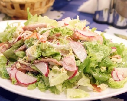 Салат с копченой свиной грудинкой и овощами