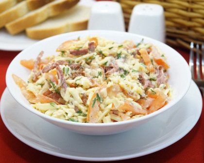 Салат с копченой колбасой и помидорами «Виконт»