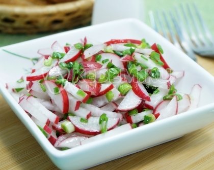 Салат из редиски с зеленым луком