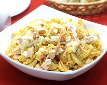 Салат с корейской морковью, колбасой и сухариками