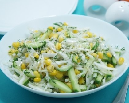 Салат из капусты с консервированной кукурузой