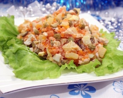Салат «Оливье» с курицей и икорной закуской