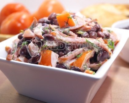 Салат с фасолью и колбасой