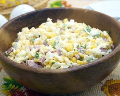 Салат с полукопченой колбасой и кукурузой