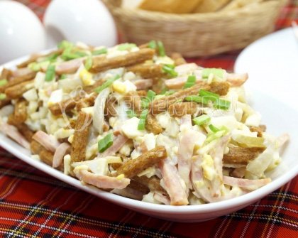 Салат с сухариками «Остров»