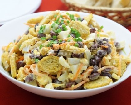 Салат с корейской морковью, фасолью и сухариками