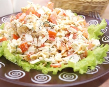 Салат с крабовыми палочками и яичными блинчиками