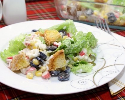 Салат с крабовыми палочками, маслинами и сухариками