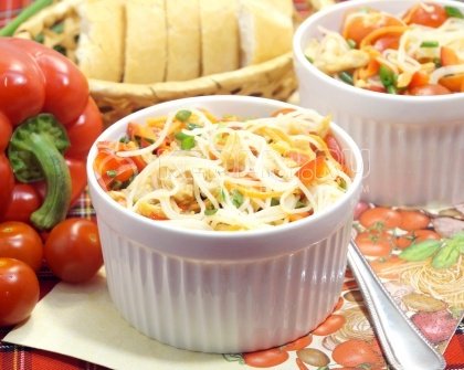 Салат с фунчозой и курицей «Ля-минор»