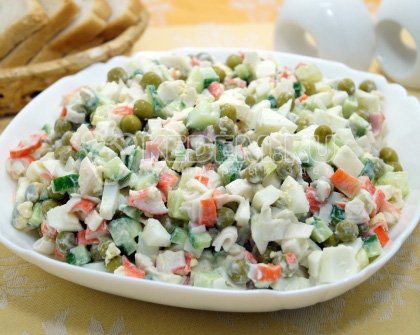 Салат с крабовыми палочками, огурцом и зеленым горошком