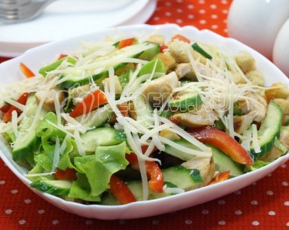 Салат с курицей и сухариками