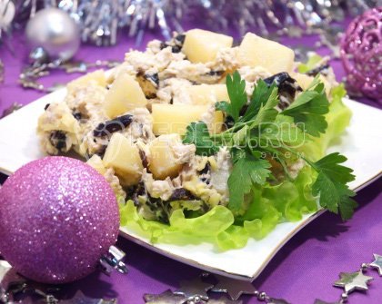 Салат с курицей и черносливом