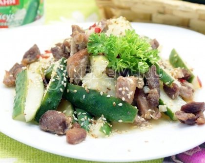 Салат с мясом и острыми огурчиками