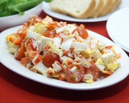 Салат с крабовыми палочками, помидорами, яйцами и сыром