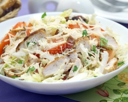 Салат с курицей, пекинской капустой и помидорами