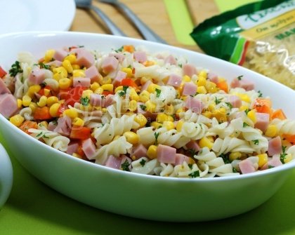 Салат с макаронами и ветчиной