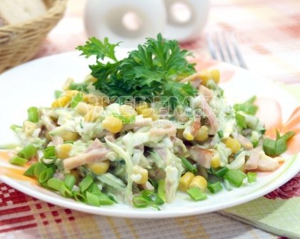 Салат с ветчиной, яйцом, огурцом и кукурузой