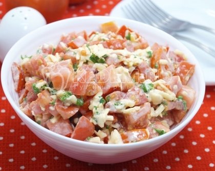 Салат с помидорами, сыром и чесноком