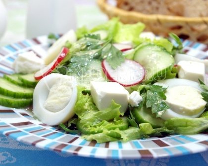 Салат с редисом, огурцом, сыром и яйцом «Тео»