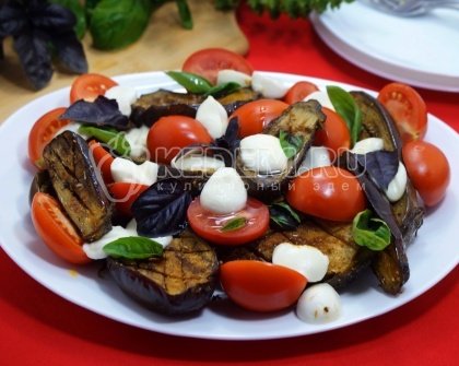 Салат из запеченных баклажанов с помидорами и сыром