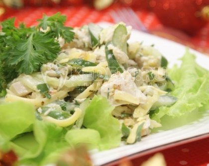 Салат с отварной курицей, свежими огурцами и орехами