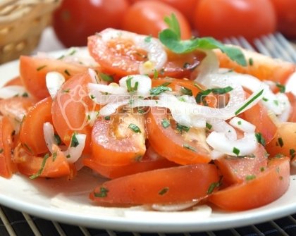 Салат из помидоров с луком и маслом
