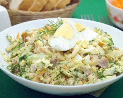 Салат с копченой курицей и пекинской капустой «Лейси»