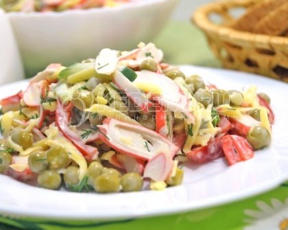 Салат с горошком и крабовыми палочками