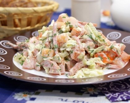 Салат с пекинской капустой и колбасой