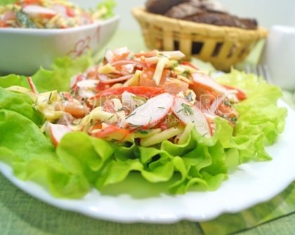 Салат с крабовыми палочками и сыром