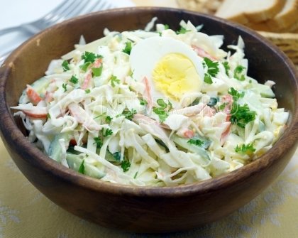 Салат с крабовыми палочками, капустой и огурцом без кукурузы