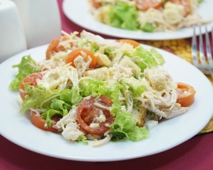 Салат с сухариками и курицей «Брио»