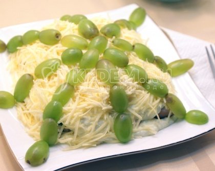 Салат с виноградом и курицей