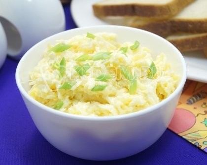 Салат с чесноком и сыром