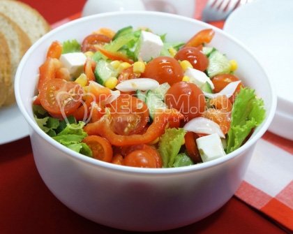 Салат с фетаксой и помидорами черри