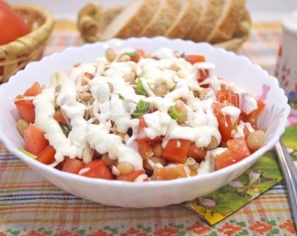 Салат с фасолью и помидорами