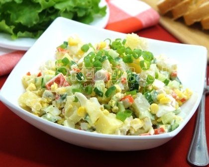 Салат с крабовыми палочками и картофелем