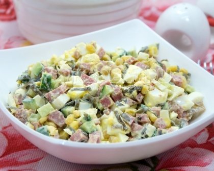 Салат с полукопченой колбасой и морской капустой