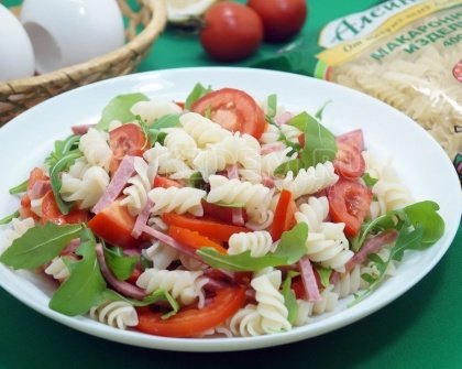 Салат с макаронами, салями и помидорами