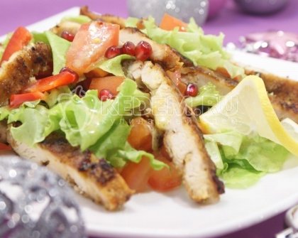 Салат с курицей и овощами