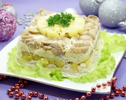 Слоеный салат с ананасами и грибами «Этюд»