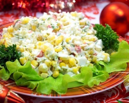 Салат с крабовыми палочками и яблоком