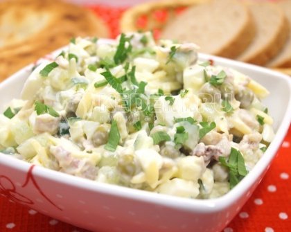 Салат с курицей и зеленым горошком